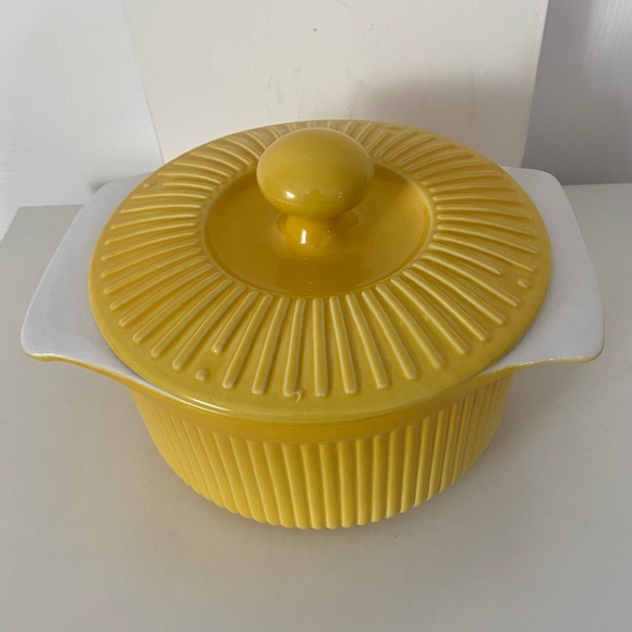 Covered Round Casserole Dish - Picture 11 of 11